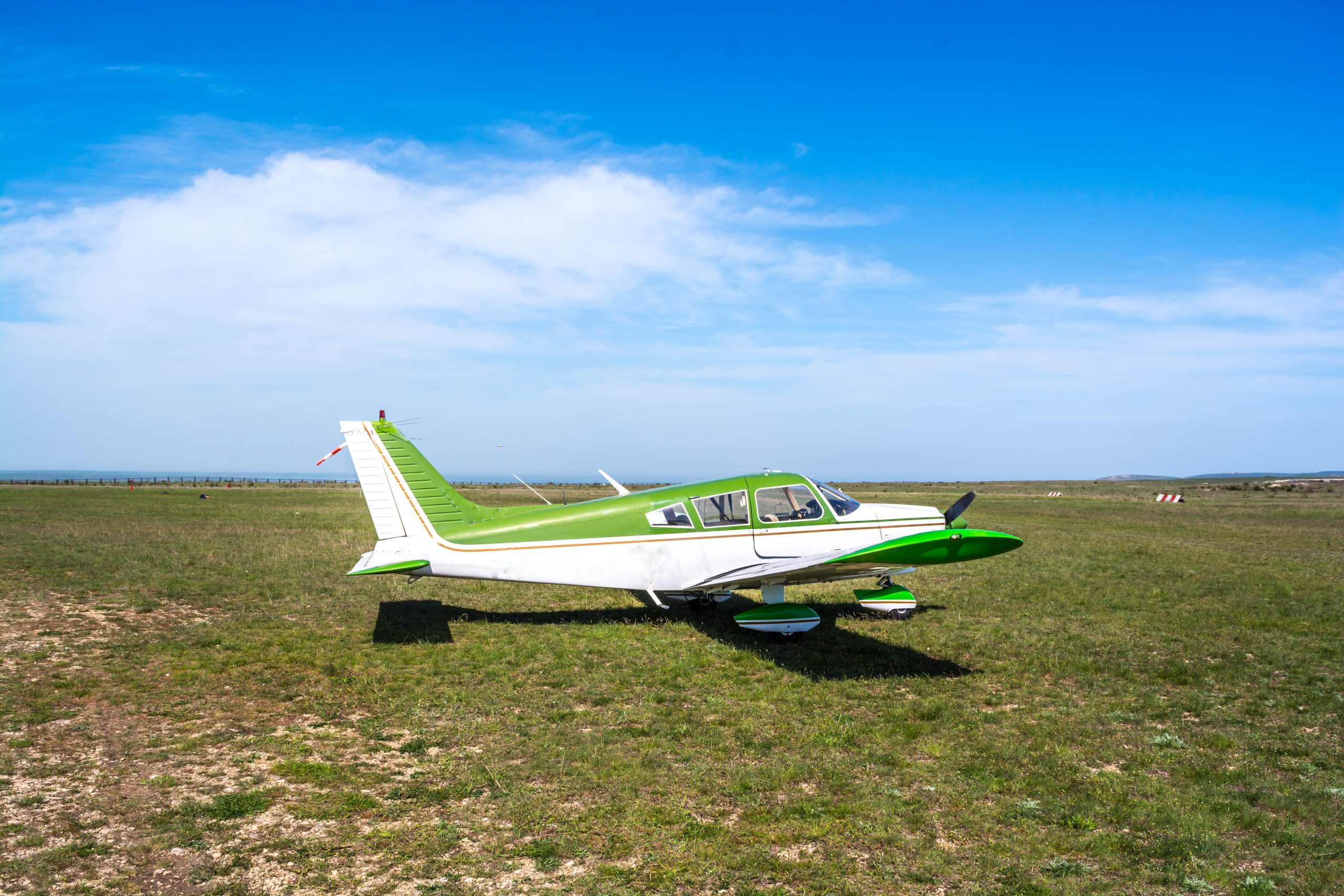 Um avião de pequeno porte caiu em uma via próxima ao aeroporto de Naples, na Flórida, em um incidente que mobilizou equipes de emergência e chamou a atenção de moradores da região. O caso ocorreu recentemente nas imediações do Naples Airport, localizado no condado de Collier. ￼ De acordo com as primeiras informações, a aeronave caiu em uma estrada nas proximidades do aeroporto, mas, apesar do impacto, não houve registro de feridos, o que surpreendeu autoridades e testemunhas. ￼ Equipes de resgate foram acionadas rapidamente e isolaram a área para garantir a segurança e iniciar a investigação. A aeronave teria apresentado algum tipo de problema durante o voo, mas as causas exatas do acidente ainda não foram confirmadas. O Naples Airport é um aeroporto voltado principalmente para aviação privada e executiva, com grande volume de operações diárias, o que torna ocorrências desse tipo especialmente sensíveis na região. Autoridades federais, como a Federal Aviation Administration (FAA), devem conduzir a investigação para determinar o que levou à queda da aeronave, incluindo possíveis falhas mecânicas, erro humano ou condições climáticas. O caso reacende a atenção para incidentes envolvendo aeronaves de pequeno porte, que, embora menos frequentes que voos comerciais, exigem protocolos rigorosos de segurança e manutenção.