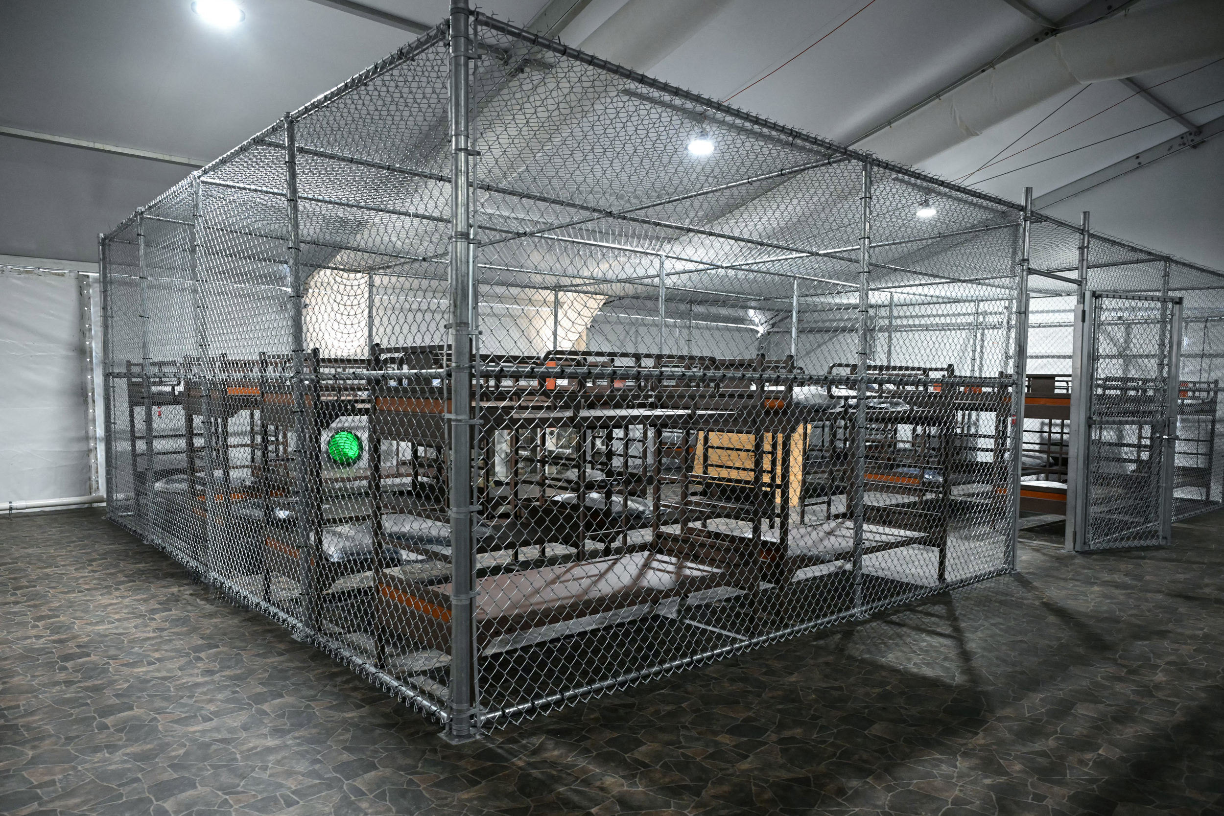 “Alligator Alcatraz” pode fechar após custo bilionário, polêmicas e pressão judicial na Flórida