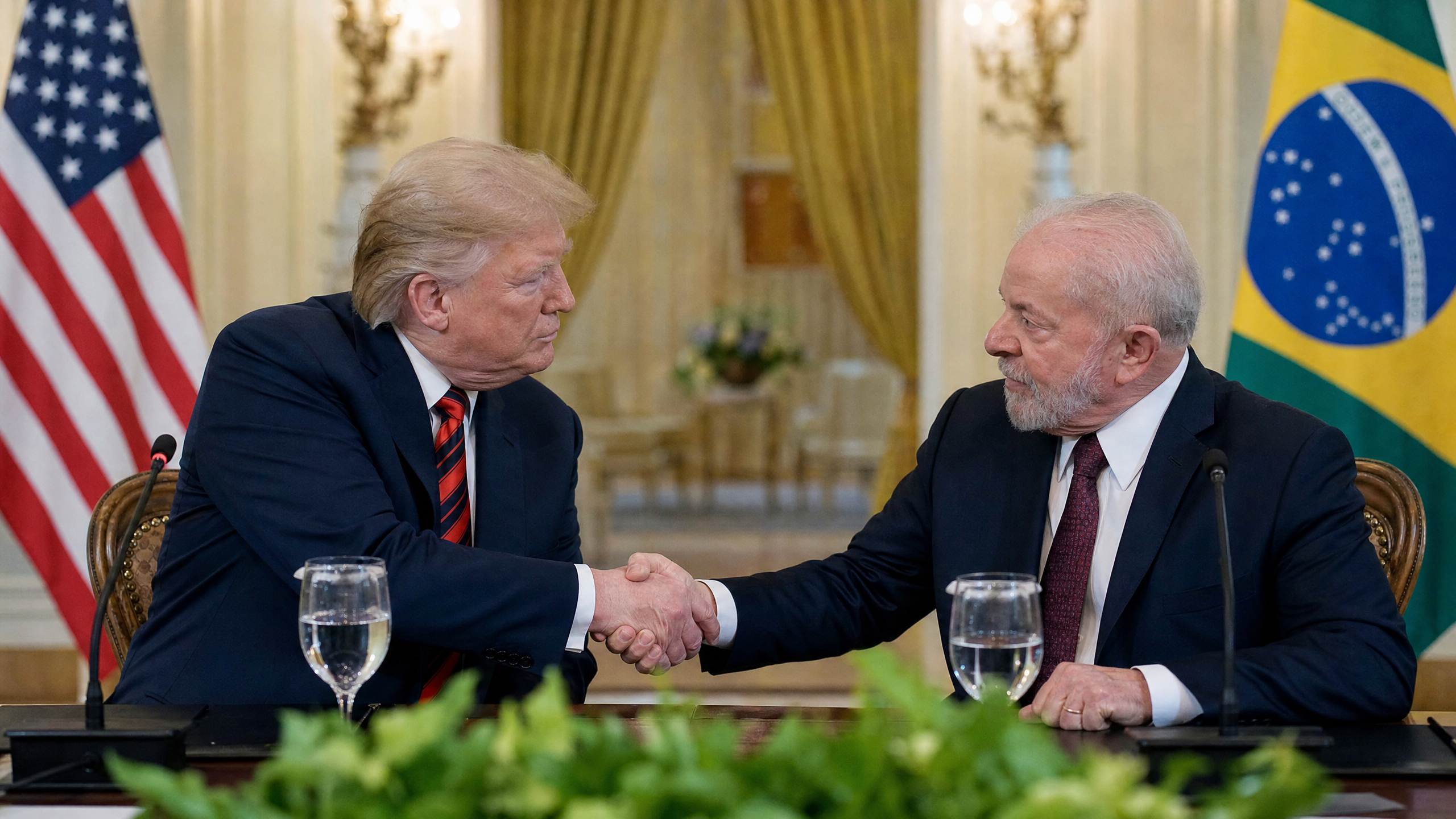 Presidentes Trump e Lula se cumprimentam em reunião diplomática na Casa Branca
