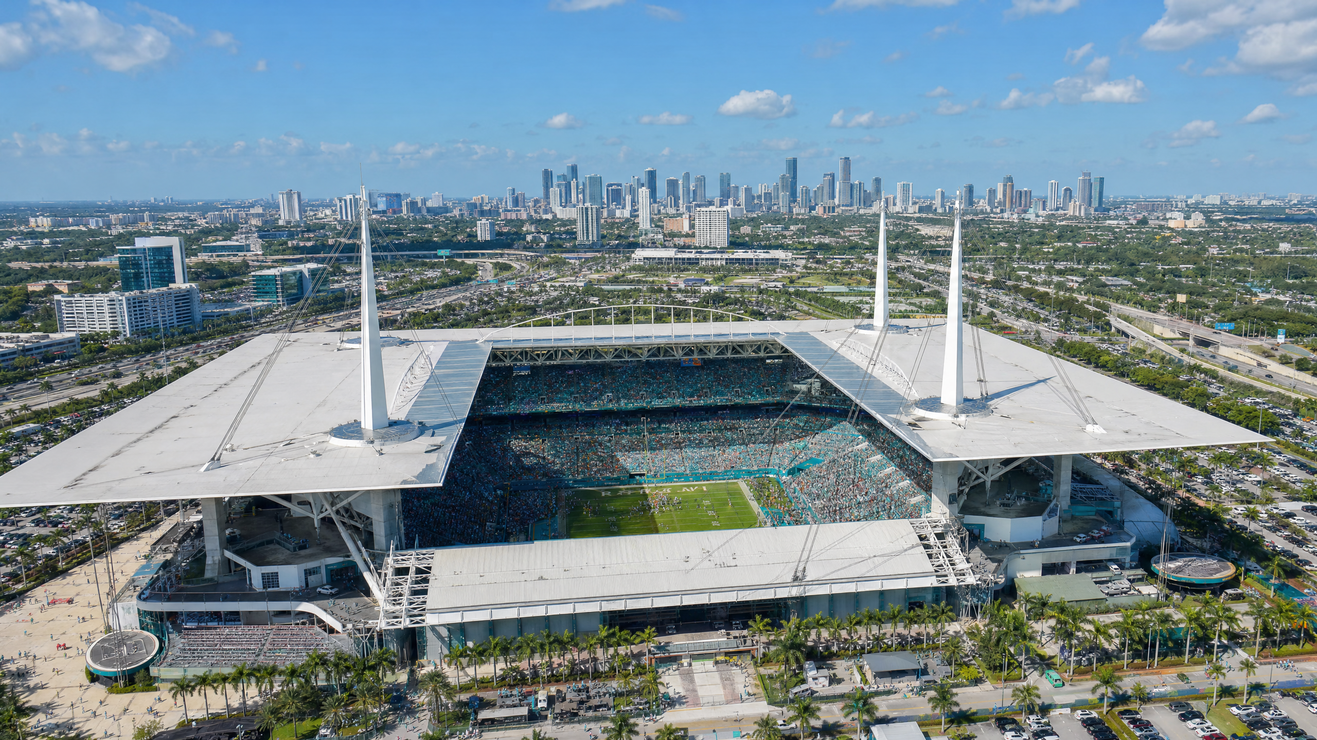 Vista aérea do Hard Rock Stadium em Miami Gardens com o skyline de Miami ao fundo