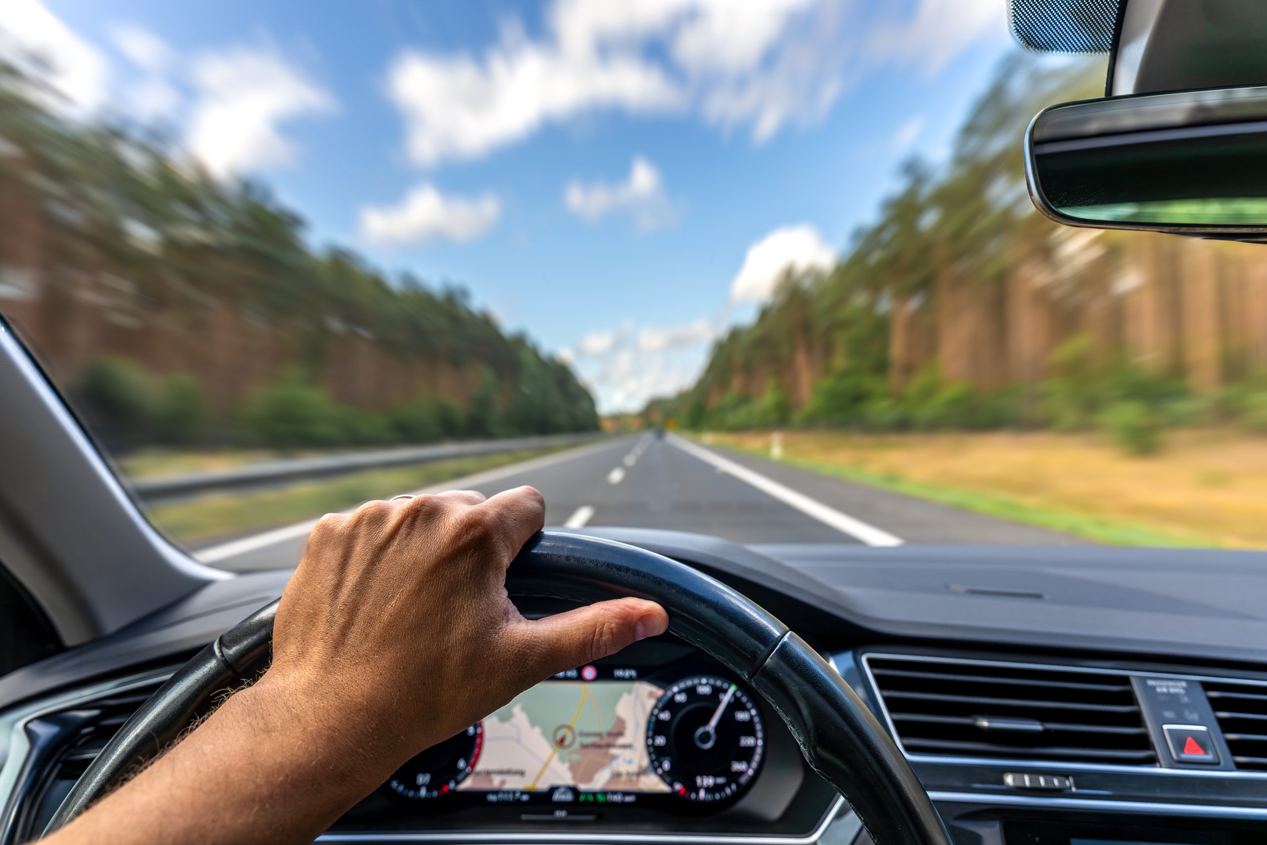 Dirigir a 100 mph na Flórida agora pode dar cadeia; entenda a nova lei