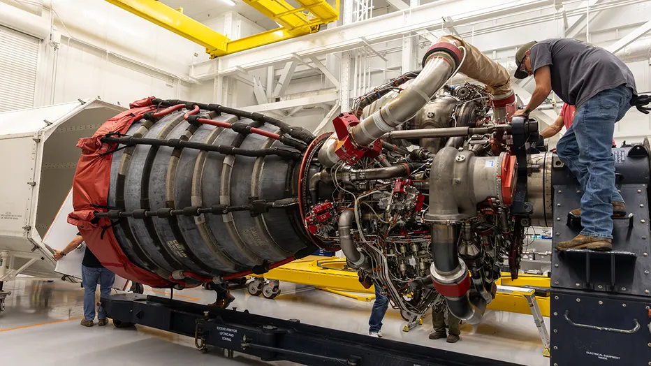 Primeiro motor da próxima missão lunar da NASA chega à Flórida