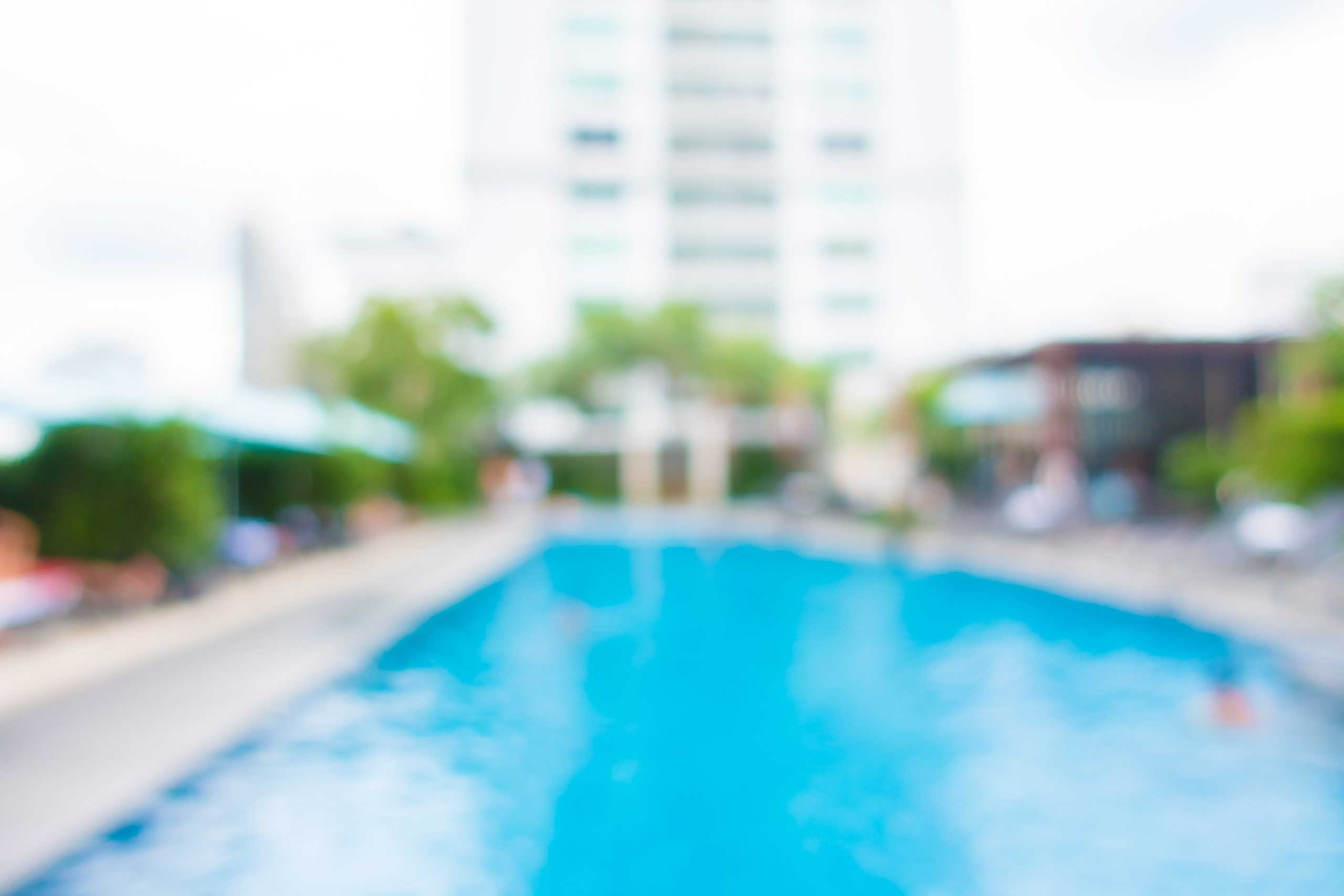 De folga em festa, agente do ICE pula em piscina e salva menina de 6 anos