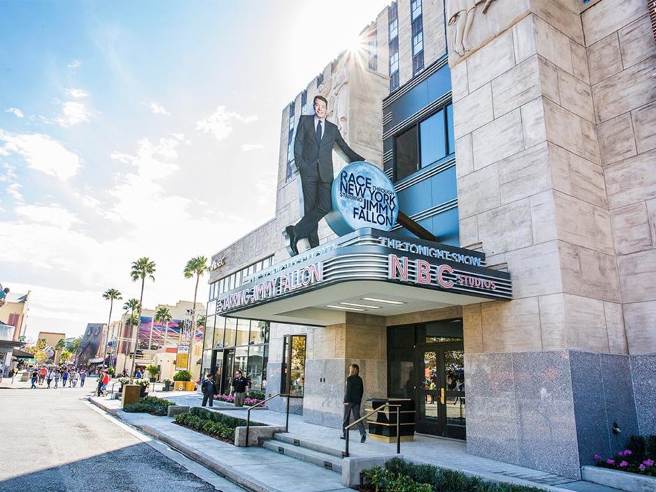 Bombeiros usam cordas e escadas para resgatar visitantes presos na atração do Jimmy Fallon em Orlando