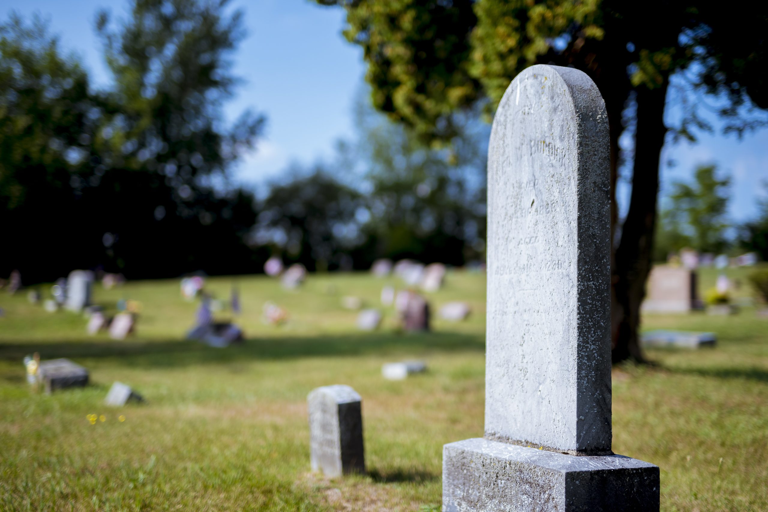 Trio é acusado de roubar joias de urnas funerárias em cemitérios de vários estados dos EUA