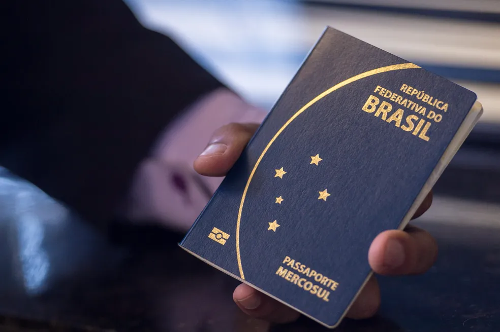 Consulados brasileiros nos EUA suspendem impressão local de passaportes após recorde de pedidos
