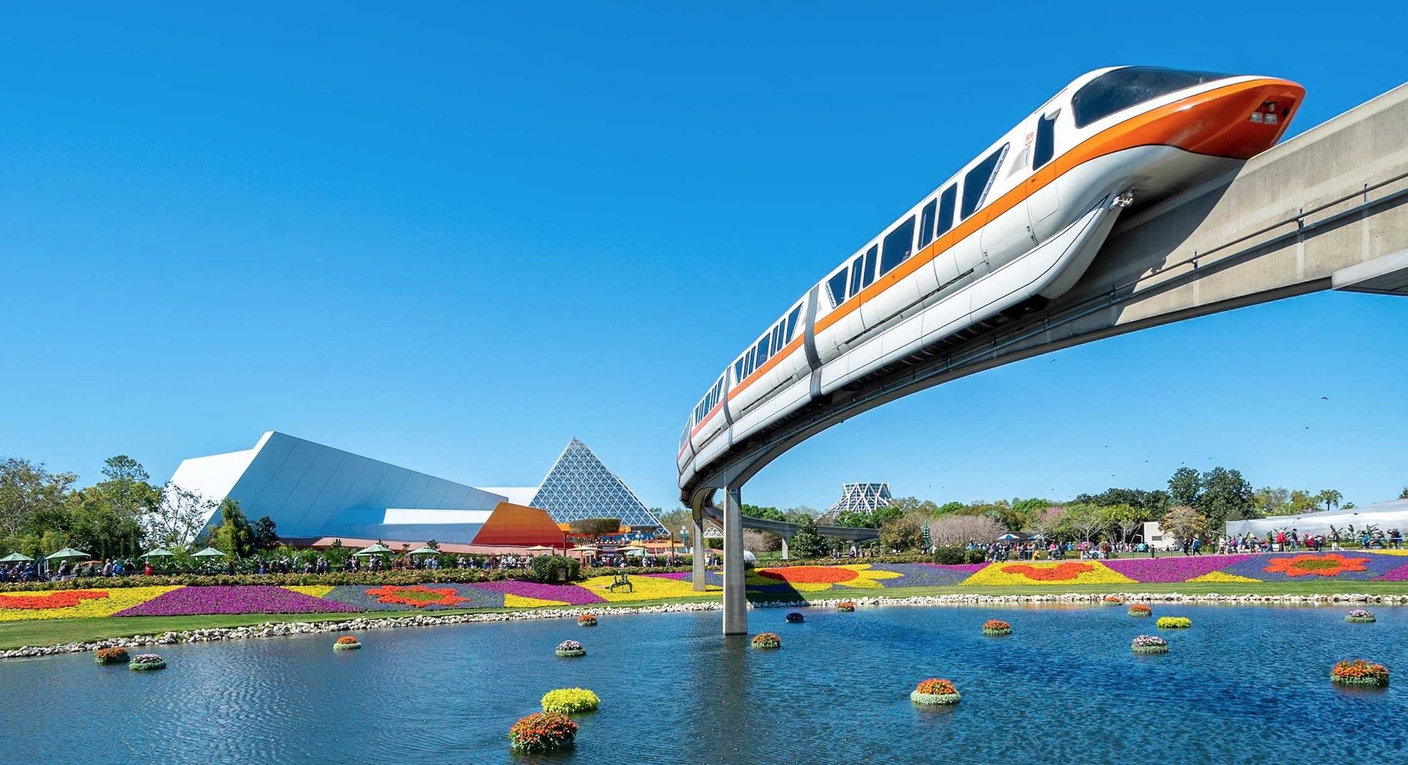 Monorail da Disney fica sem energia e passageiros enfrentam longa espera nos trilhos
