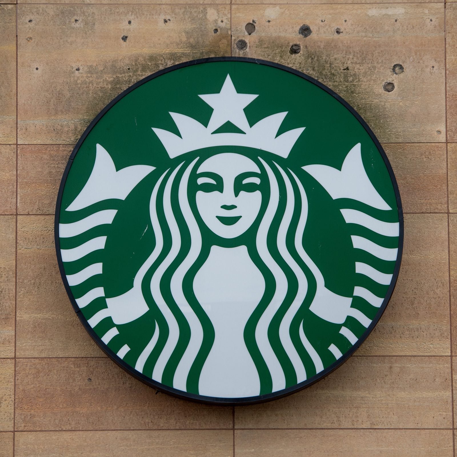 Nova onda de cortes atinge Starbucks com 250 lojas fechando nos EUA e Canadá