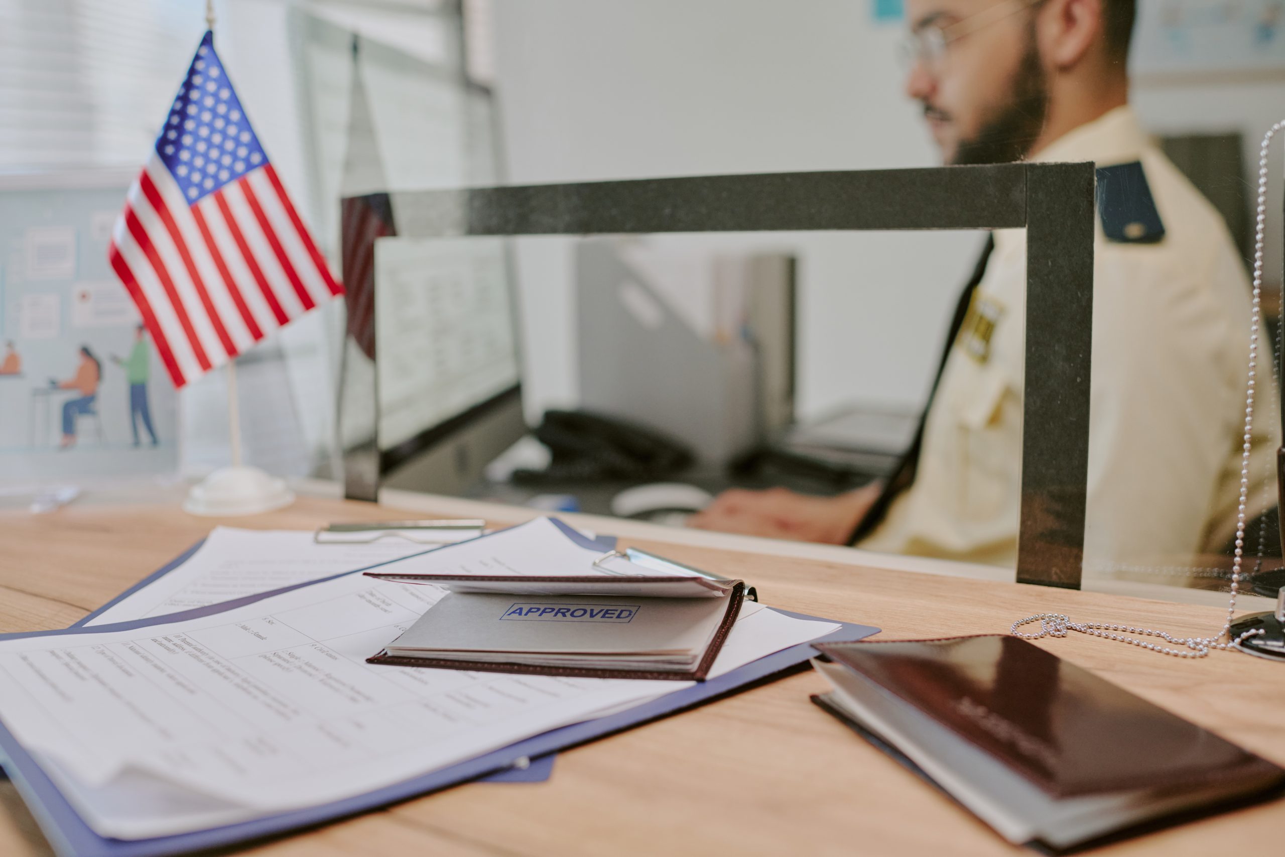 Operações do ICE aumentam e cidades americanas registram queda no número de empregos
