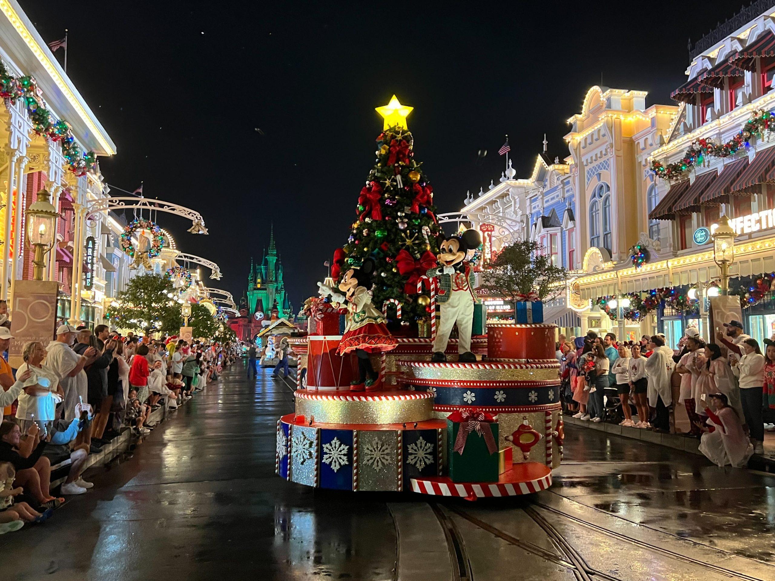 Uma das atrações mais encantadoras do Natal da Disney poderá ser assistida sem pagar pelo ingresso adicional da tradicional festa natalina. O Magic Kingdom, no Walt Disney World, em Orlando, terá duas apresentações especiais do Mickey’s Once Upon a Christmastime Parade durante o horário normal de funcionamento do parque. Os desfiles acontecerão nos dias 10 e 11 de novembro de 2026, às 14h, permitindo que visitantes com ingressos regulares assistam ao espetáculo que normalmente faz parte da Mickey’s Very Merry Christmas Party. A oportunidade representa uma economia significativa para quem já pretende visitar o parque nessas datas, considerando que os ingressos da festa de Natal custam entre USD $189 e USD $229 por pessoa, mais impostos. Confira as datas e horários dos desfiles As apresentações especiais já aparecem na programação do Magic Kingdom. Terça-feira, 10 de novembro de 2026: 14h Quarta-feira, 11 de novembro de 2026: 14h Local: Magic Kingdom, Walt Disney World Resort, Orlando Acesso: incluído no ingresso regular do parque Não será necessário comprar o ingresso da Mickey’s Very Merry Christmas Party para assistir a essas duas apresentações. Entretanto, o desfile não é totalmente gratuito, pois o visitante ainda precisa possuir entrada válida para o Magic Kingdom. Os horários podem sofrer alterações operacionais, especialmente porque as apresentações estão relacionadas à produção de especiais televisivos. Desfile terá Mickey, princesas, soldados de brinquedo e Papai Noel O Mickey’s Once Upon a Christmastime Parade é um dos espetáculos mais tradicionais da temporada natalina do Walt Disney World. Durante a apresentação, a magia do Natal toma conta das ruas do Magic Kingdom com carros alegóricos decorados, músicas festivas, personagens da Disney e dezenas de artistas. Entre os destaques estão Mickey e Minnie com roupas natalinas, princesas, personagens clássicos e os famosos soldados de brinquedo que marcham sincronizados pelo parque. Outro momento muito aguardado é a passagem dos personagens inspirados em biscoitos de gengibre. O encerramento fica por conta do Papai Noel, que aparece em seu trenó para celebrar a chegada do Natal. O desfile normalmente começa em Frontierland, atravessa Liberty Square, passa pela praça em frente ao Castelo da Cinderela e segue pela Main Street, U.S.A. Apresentações serão usadas para especial de Natal da televisão A programação excepcional está relacionada às gravações dos tradicionais especiais natalinos exibidos pela rede americana ABC. Todos os anos, a Disney produz programas especiais com apresentações musicais, personagens e cenas gravadas em seus parques temáticos. Entre as produções está o Disney Parks Magical Christmas Day Parade, tradicionalmente exibido no dia 25 de dezembro. Embora os programas sejam apresentados ao público durante as festas de fim de ano, grande parte das imagens é gravada semanas antes. As apresentações de 10 e 11 de novembro deverão integrar essa produção. Por causa das filmagens, visitantes poderão encontrar câmeras, equipamentos de televisão e equipes de produção em diferentes áreas do Magic Kingdom. Também existe a possibilidade de pausas, repetições e pequenos ajustes durante o desfile. Desfile tradicional da tarde será cancelado nessas datas A mudança também afetará a programação habitual do Magic Kingdom. O Disney Festival of Fantasy Parade, que normalmente acontece durante o dia, não será apresentado em 10 e 11 de novembro. Em seu lugar, os visitantes poderão assistir ao desfile especial de Natal. Outras atrações de entretenimento também terão alterações. O Disney Adventure Friends Cavalcade não está programado para 10 de novembro, mas permanece previsto para o dia 11. Já o espetáculo Mickey’s Magical Friendship Faire, apresentado em frente ao Castelo da Cinderela, terá uma quantidade reduzida de apresentações nos dois dias. Quem pretende visitar o parque nessas datas deve consultar a programação atualizada no aplicativo My Disney Experience. Reservas para portadores de passe anual já atingiram o limite A novidade despertou rapidamente o interesse dos visitantes frequentes do Walt Disney World. Segundo informações divulgadas em 23 de outubro, as reservas antecipadas para portadores de passe anual atingiram o limite disponível nos dias 10 e 11 de novembro. Isso não significa, entretanto, que o Magic Kingdom esteja completamente esgotado. Visitantes com ingressos comuns vinculados a datas específicas continuam sujeitos às regras normais de entrada e não precisam realizar uma reserva adicional do parque. Portadores de passe anual que já conseguiram reservar uma das datas também não são afetados pela indisponibilidade de novas reservas. Outra possibilidade para alguns portadores de passe é começar o dia em outro parque e utilizar o Park Hopper para chegar ao Magic Kingdom, respeitando as regras de acesso e os limites de capacidade. Melhor lugar para assistir pode ser a Main Street, U.S.A. Para quem deseja aproveitar a oportunidade, escolher onde assistir ao desfile pode fazer diferença. A Main Street, U.S.A., especialmente nas proximidades do Castelo da Cinderela, é uma das áreas mais procuradas. Além de oferecer um cenário natalino especial, a região costuma concentrar parte das equipes e equipamentos utilizados nas gravações televisivas. Entretanto, isso também pode significar maior movimentação e eventuais bloqueios temporários de passagem. Outras opções são Frontierland e Liberty Square, que fazem parte do percurso tradicional do desfile. Como a apresentação acontecerá durante uma gravação especial, é recomendável chegar ao local escolhido com aproximadamente uma hora a uma hora e meia de antecedência. Festa oficial de Natal começa em 8 de novembro A Mickey’s Very Merry Christmas Party retorna ao Magic Kingdom em 8 de novembro e será realizada em noites selecionadas até 22 de dezembro de 2026. O evento acontece das 19h à meia-noite, mas os visitantes com ingresso da festa podem entrar no Magic Kingdom a partir das 16h. Além do desfile, a celebração oferece experiências exclusivas, incluindo fogos de artifício natalinos, entretenimento especial, encontros com personagens e distribuição de guloseimas em pontos selecionados. Os ingressos custam entre USD $189 e USD $229, mais impostos, dependendo da data. As apresentações diurnas de 10 e 11 de novembro não incluem essas outras experiências da festa. Disney também costuma apresentar desfile durante a semana de Natal Quem não estiver em Orlando em novembro poderá ter outras oportunidades de assistir ao Mickey’s Once Upon a Christmastime Parade sem comprar o ingresso da festa especial. Tradicionalmente, depois do encerramento da Mickey’s Very Merry Christmas Party, a Disney passa a apresentar o desfile durante o horário regular do Magic Kingdom nos últimos dias de dezembro. Em 2026, a expectativa é que isso aconteça a partir de 23 de dezembro, seguindo até o fim do ano. Entretanto, essa programação adicional ainda depende de confirmação oficial. Também é importante considerar que a semana entre Natal e Ano-Novo costuma ser uma das mais movimentadas e caras do Walt Disney World. Vale a pena visitar o Magic Kingdom nessas datas? Para quem já planeja visitar Orlando em novembro, os dias 10 e 11 podem ser especialmente interessantes. Além de aproveitar as atrações tradicionais do Magic Kingdom, será possível assistir a um dos principais espetáculos natalinos da Disney sem adquirir o ingresso adicional da festa. A experiência também oferece a oportunidade de acompanhar parte dos bastidores das produções televisivas da Disney, algo que normalmente não faz parte da visita aos parques. Por outro lado, a presença de equipes de filmagem e a popularidade do desfile podem provocar maior concentração de visitantes em algumas regiões. A recomendação é organizar o roteiro com antecedência, acompanhar o My Disney Experience e reservar tempo suficiente para encontrar um bom lugar. Para os fãs do Natal da Disney, a oportunidade será limitada a apenas dois dias em novembro, mas poderá representar uma economia de mais de USD $200 por pessoa em comparação com a compra de um ingresso separado para a festa.