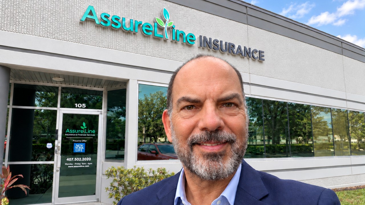 Agente Paulo de Souza em frente ao escritório da Assureline Insurance
